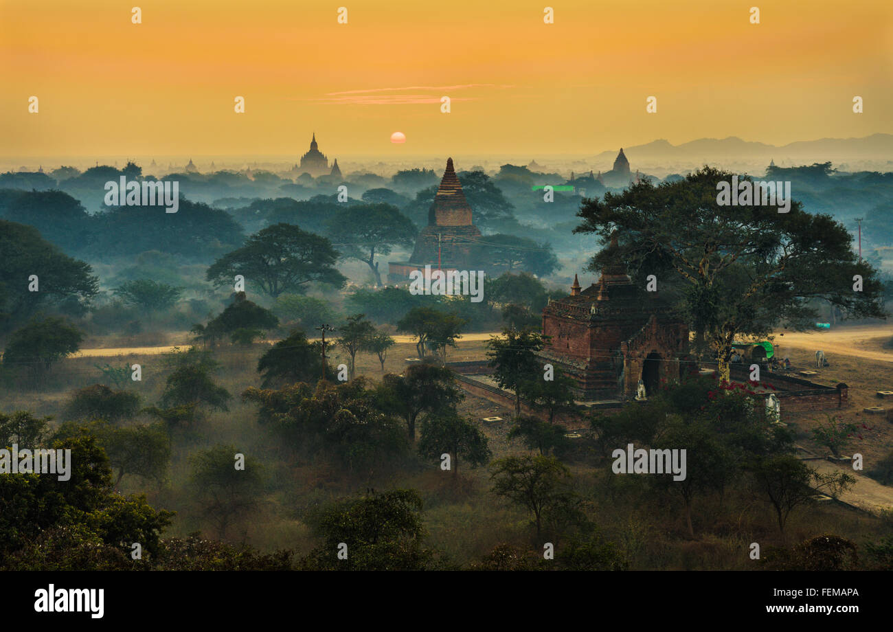 Scenic sunrise sopra Bagan in Myanmar Foto Stock