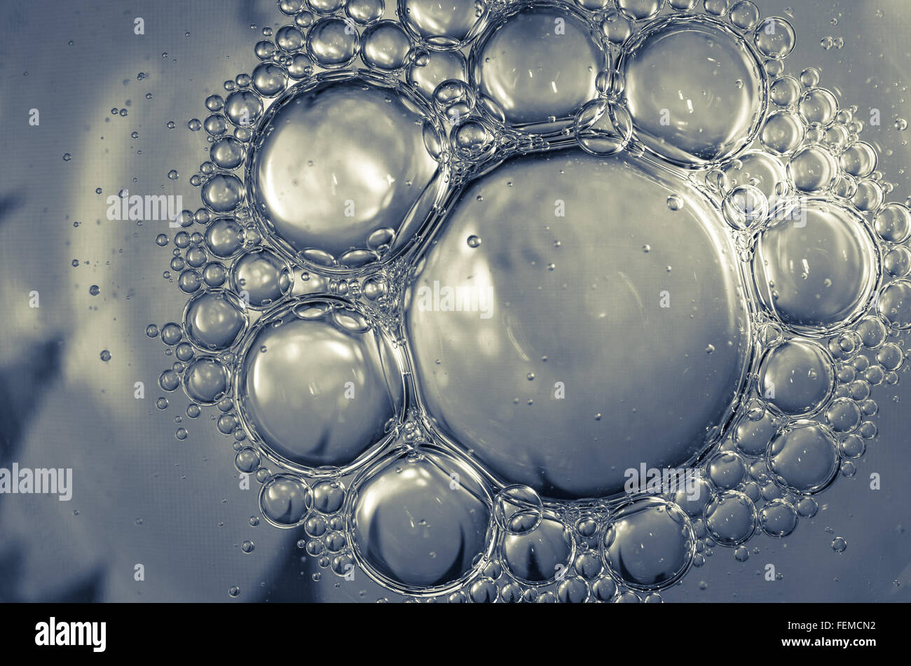Abstract bolla oleoso sulla superficie dell'acqua Foto Stock