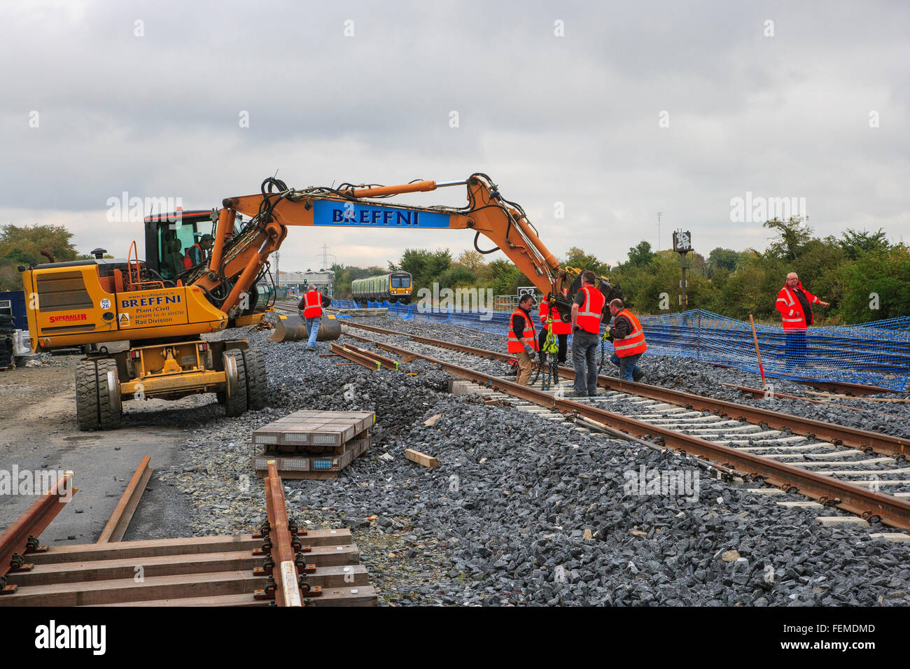 Lavoratori edili costruzione di binari ferroviari Foto Stock