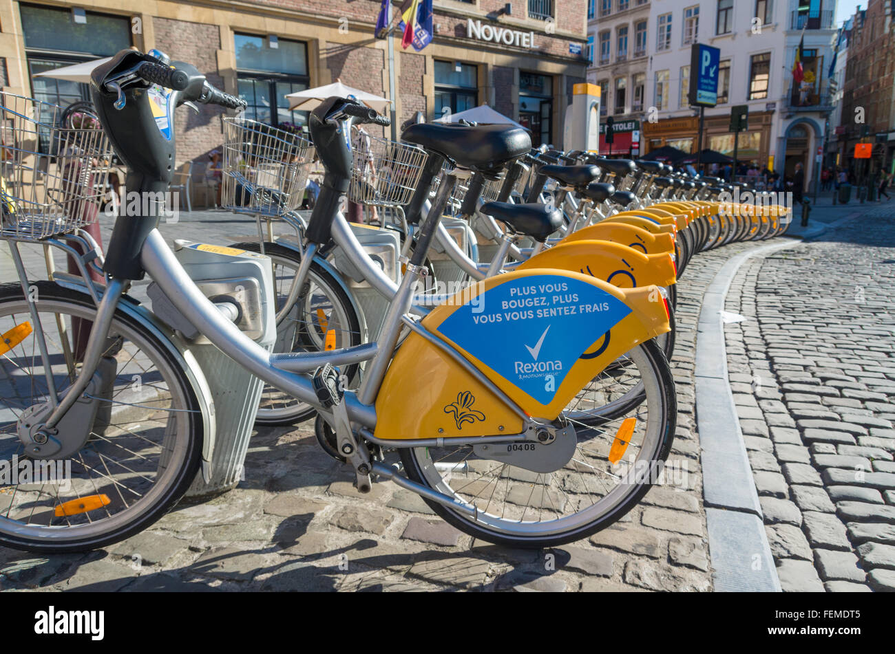 Bruxelles, Belgio - 10 luglio 2015: Giallo bici di Villo!, un servizio automatizzato che noleggia biciclette in tutta Bruxelles. Foto Stock