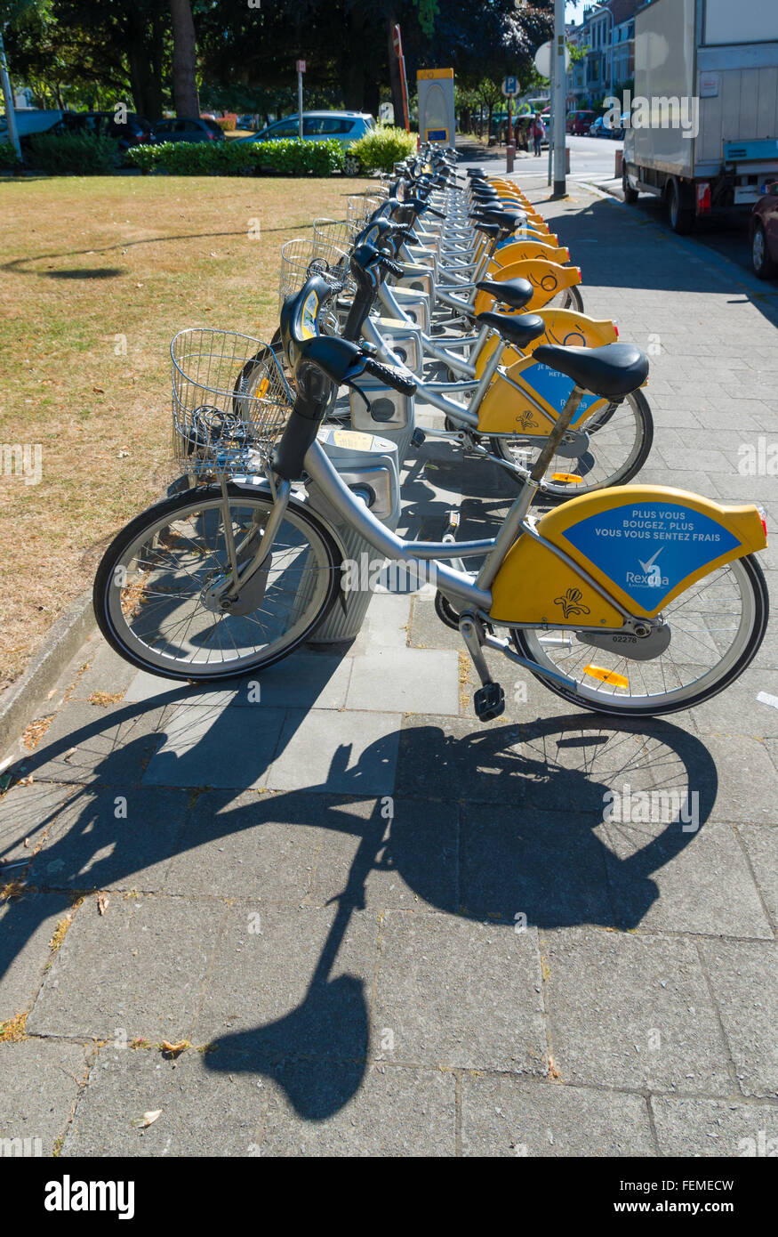 Bruxelles, Belgio - 10 luglio 2015: Giallo bici di Villo!, un servizio automatizzato che noleggia biciclette in tutta Bruxelles. Foto Stock