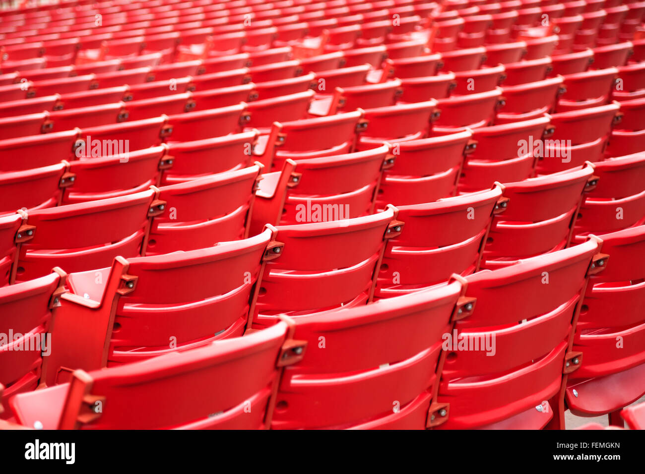 Lo stadio di rosso posti a sedere in una fila in una sala concerti Foto Stock