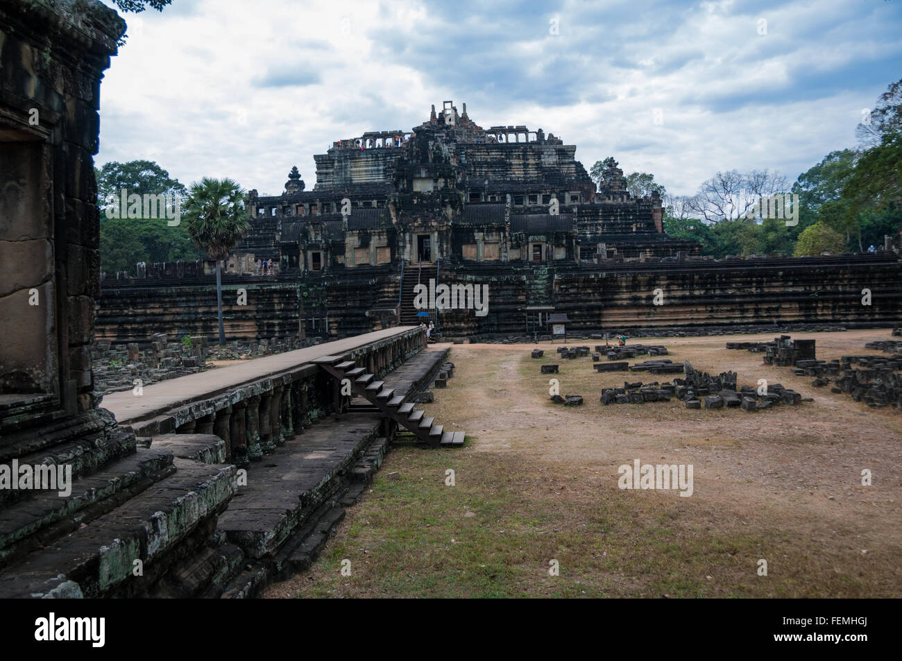 La passerella di pietra arenaria a Baphuon parte di Angkor Thom complessa, Siem Reap, Cambogia Foto Stock