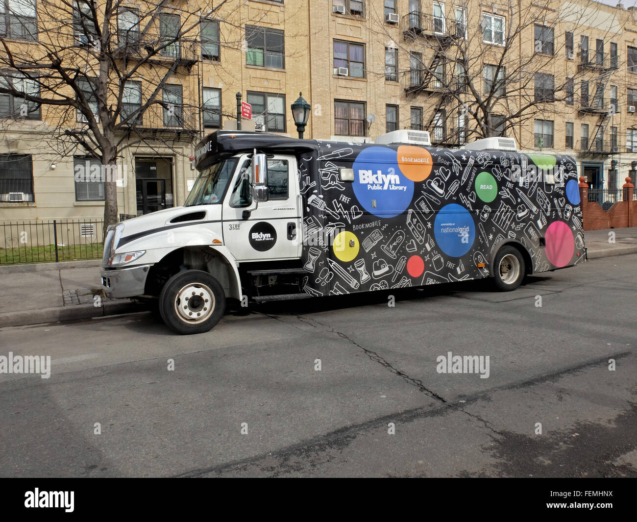 Il Brooklyn Public Library bookmobile parcheggiato su Eastern Parkway off Utica Avenue in Crown Heights, Brooklyn, New York City. Foto Stock