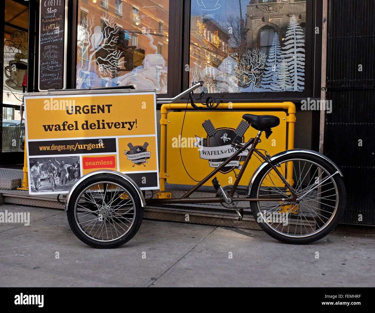 Consegna biciclette per Wafel & Dinges Cafe su East seconda strada nell'East Village sezione di Manhattan, New York City Foto Stock