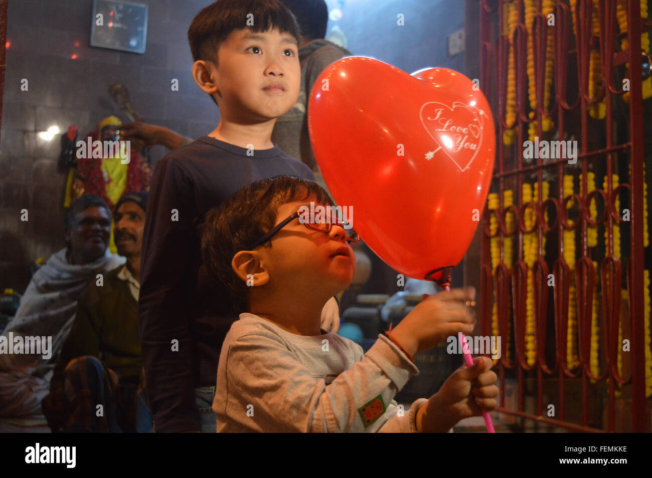 Kolkata, India. 07 feb 2016. I membri di Kolkata la comunità cinese festeggia il nuovo anno a Chinatown. I festeggiamenti include drumming performance, lion ballerini, dragon ballerini e petardi. © Tanmoy Bhaduri/Pacific Press/Alamy Live News Foto Stock