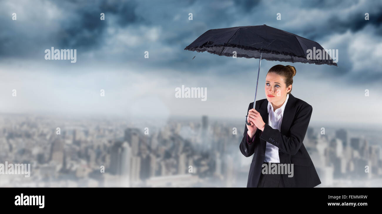 Immagine composita di imprenditrice tenendo un ombrello nero Foto Stock