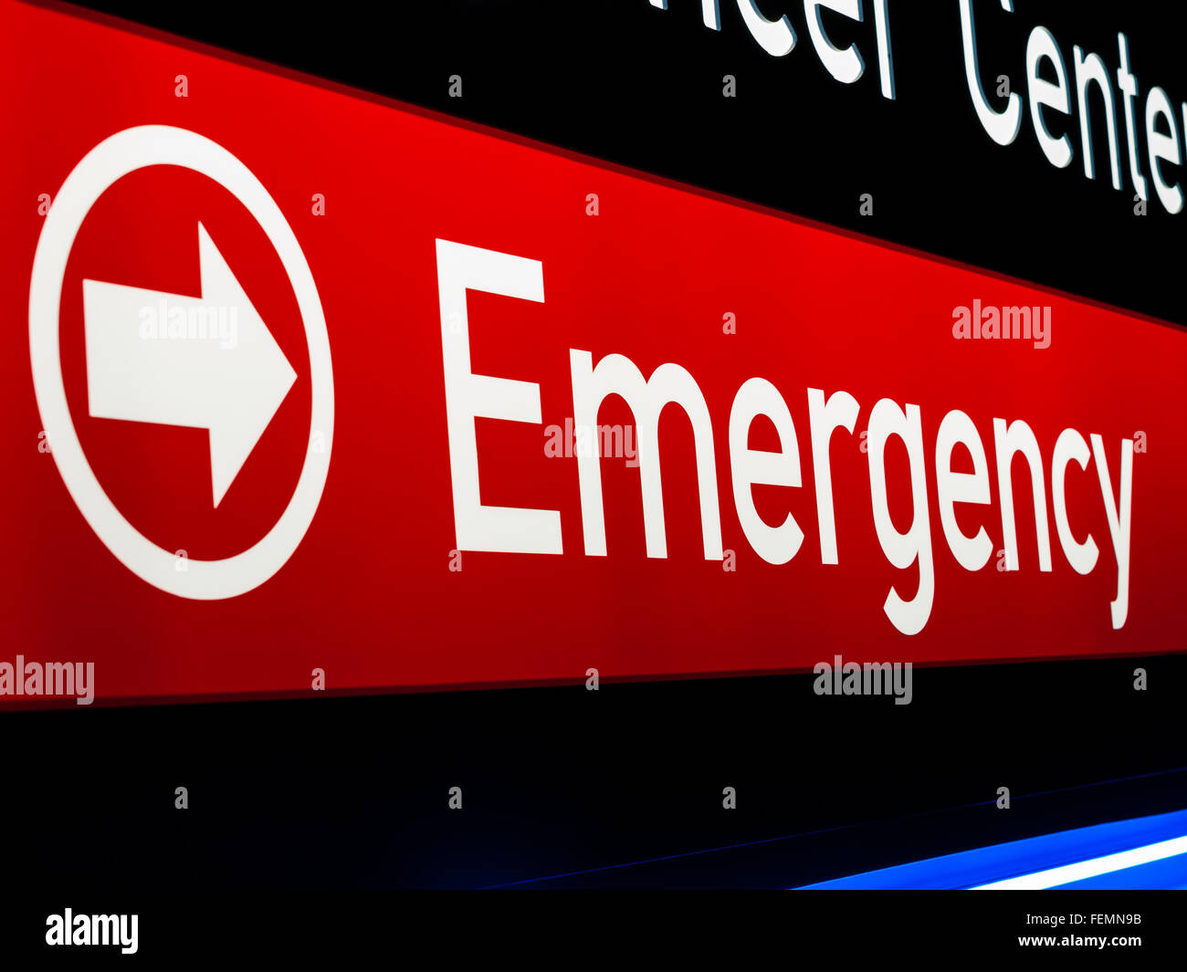 Ospedale di emergenza cartello in rosso e in bianco e nero e una freccia direzionale Foto Stock