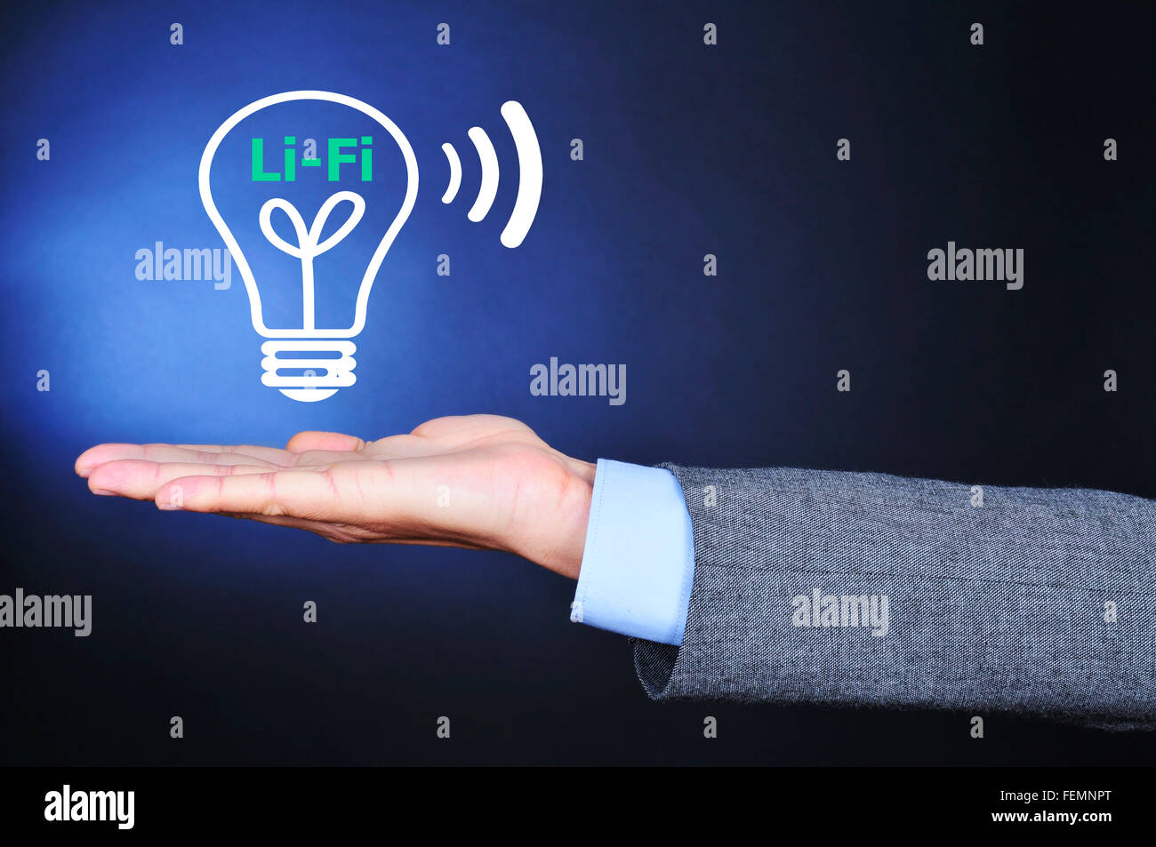 Primo piano di un uomo che indossa un vestito con una illustrazione di una lampadina elettrica e il testo Li-Fi, luce la fedeltà nel palmo della mano Foto Stock