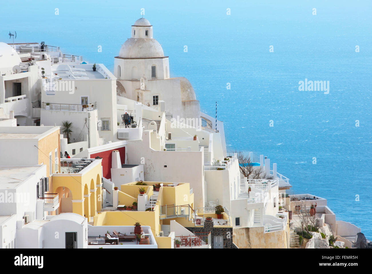 Vista di edifici e di mare a città di Fira, Santorini, Grecia Foto Stock