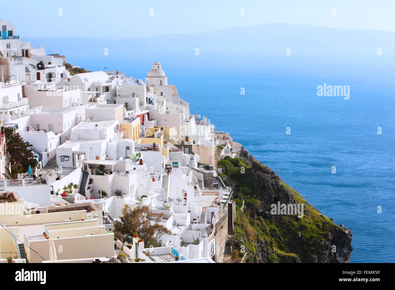 Edifici sulla scogliera sul mare alla città di Fira, Santorini, Grecia Foto Stock