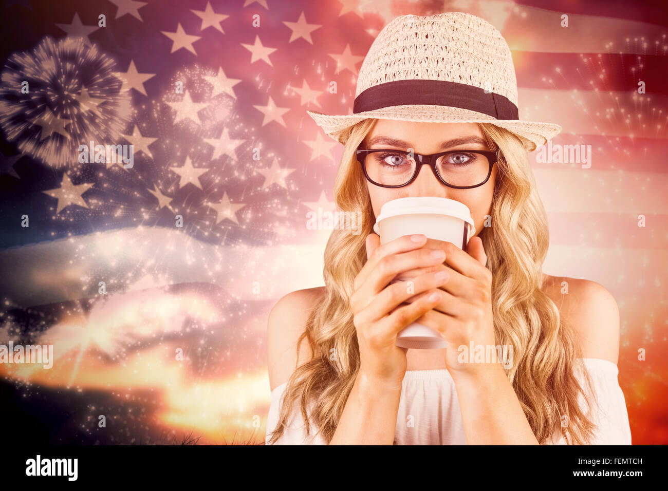 Immagine composita di una splendida bionda hipster bere di take-away cup Foto Stock