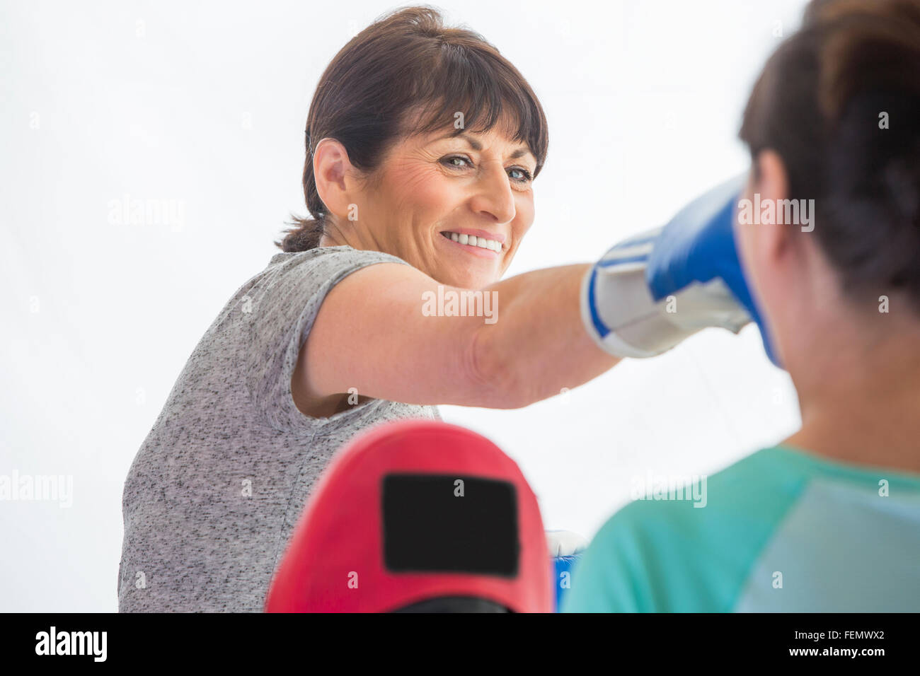 Donna Senior della formazione con i guantoni Foto Stock