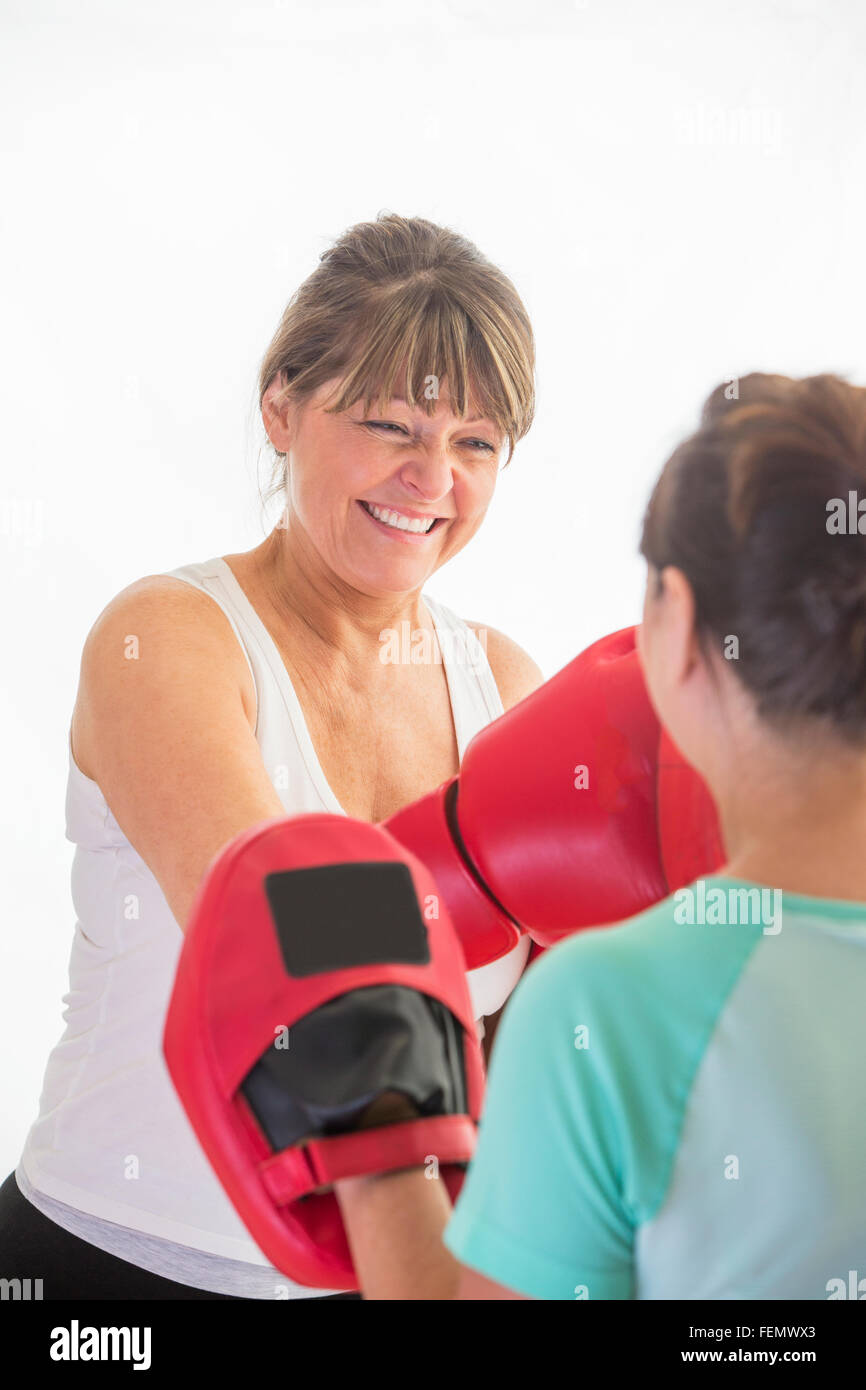 Donna Senior della formazione con i guantoni Foto Stock