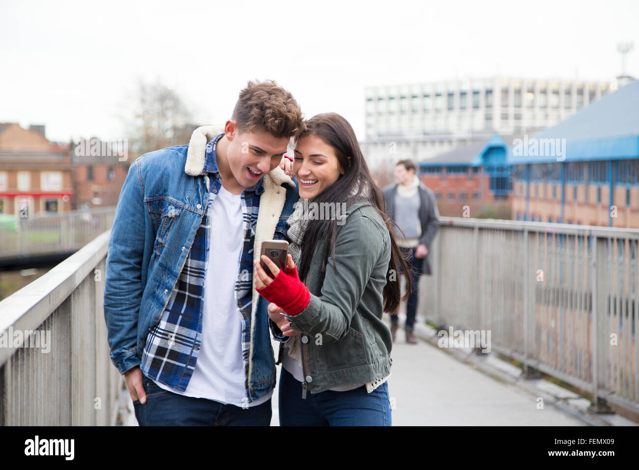 Coppia giovane prendendo un selfie su uno smartphone in città Foto Stock