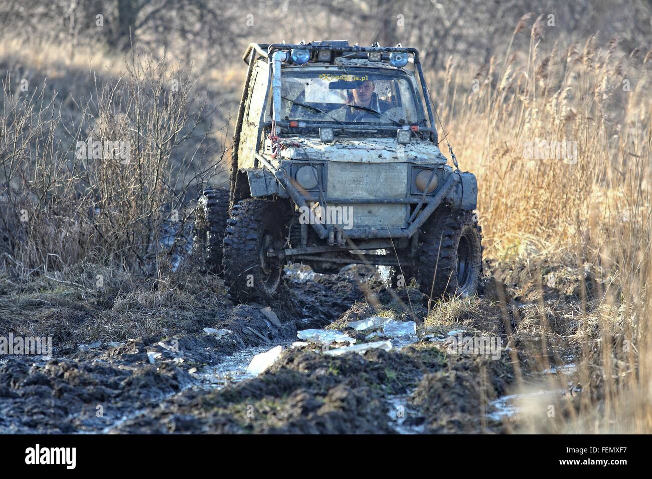 Gdansk, Polonia 7th, febbraio 2016 dozzina di auto 4x4 ogni weekend prendere parte il dilettante off-road race in Gdansk. Driver pratiche Foto Stock