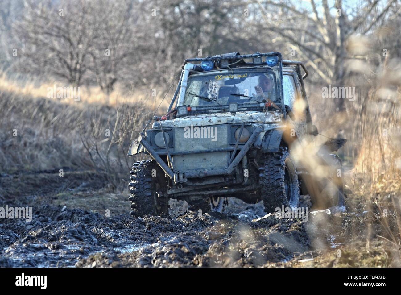 Gdansk, Polonia 7th, febbraio 2016 dozzina di auto 4x4 ogni weekend prendere parte il dilettante off-road race in Gdansk. Driver pratiche Foto Stock