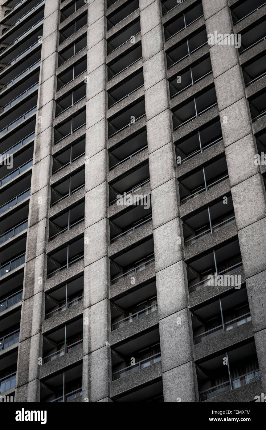 Uno dei tre 42 piani torre residenziale blocchi del Barbican Station Wagon nella città di Londra, Regno Unito Foto Stock