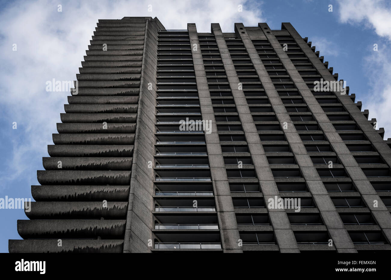 Uno dei tre 42 piani torre residenziale blocchi del Barbican Station Wagon nella città di Londra, Regno Unito Foto Stock