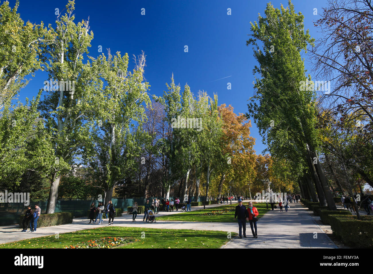 Persone che passeggiano lungo la Avenida de Messico ho il Buen Retiro Park, una delle principali attrazioni di Madrid, Spagna. Foto Stock