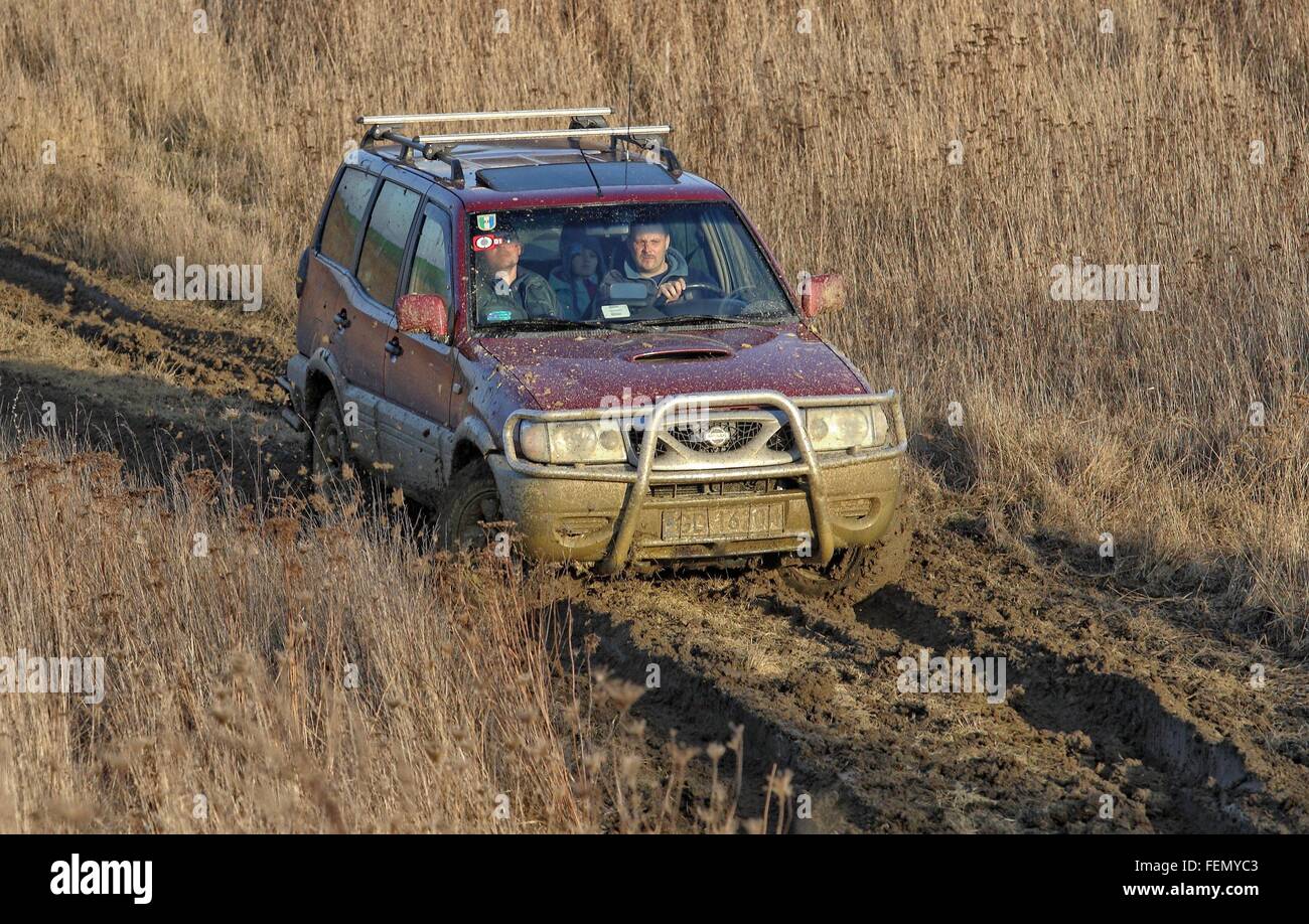 Gdansk, Polonia 7th, febbraio 2016 dozzina di auto 4x4 ogni weekend prendere parte il dilettante off-road race in Gdansk. Driver pratiche Foto Stock