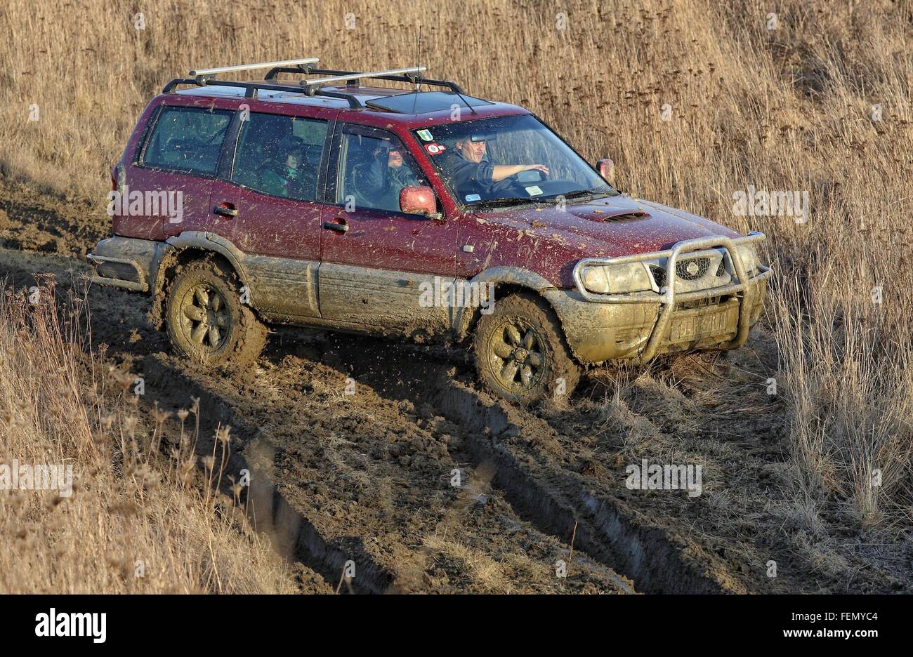 Gdansk, Polonia 7th, febbraio 2016 dozzina di auto 4x4 ogni weekend prendere parte il dilettante off-road race in Gdansk. Driver pratiche Foto Stock