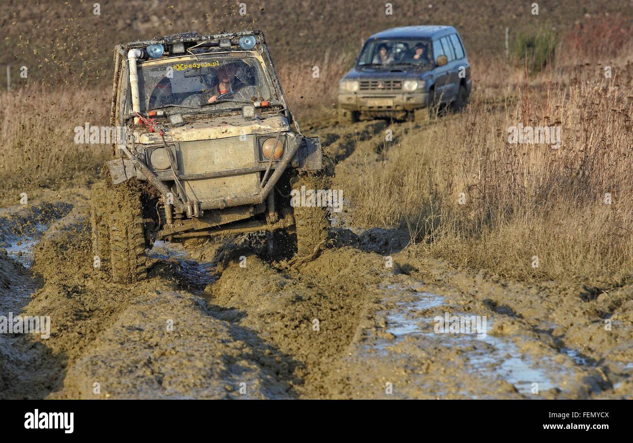 Gdansk, Polonia 7th, febbraio 2016 dozzina di auto 4x4 ogni weekend prendere parte il dilettante off-road race in Gdansk. Driver pratiche Foto Stock