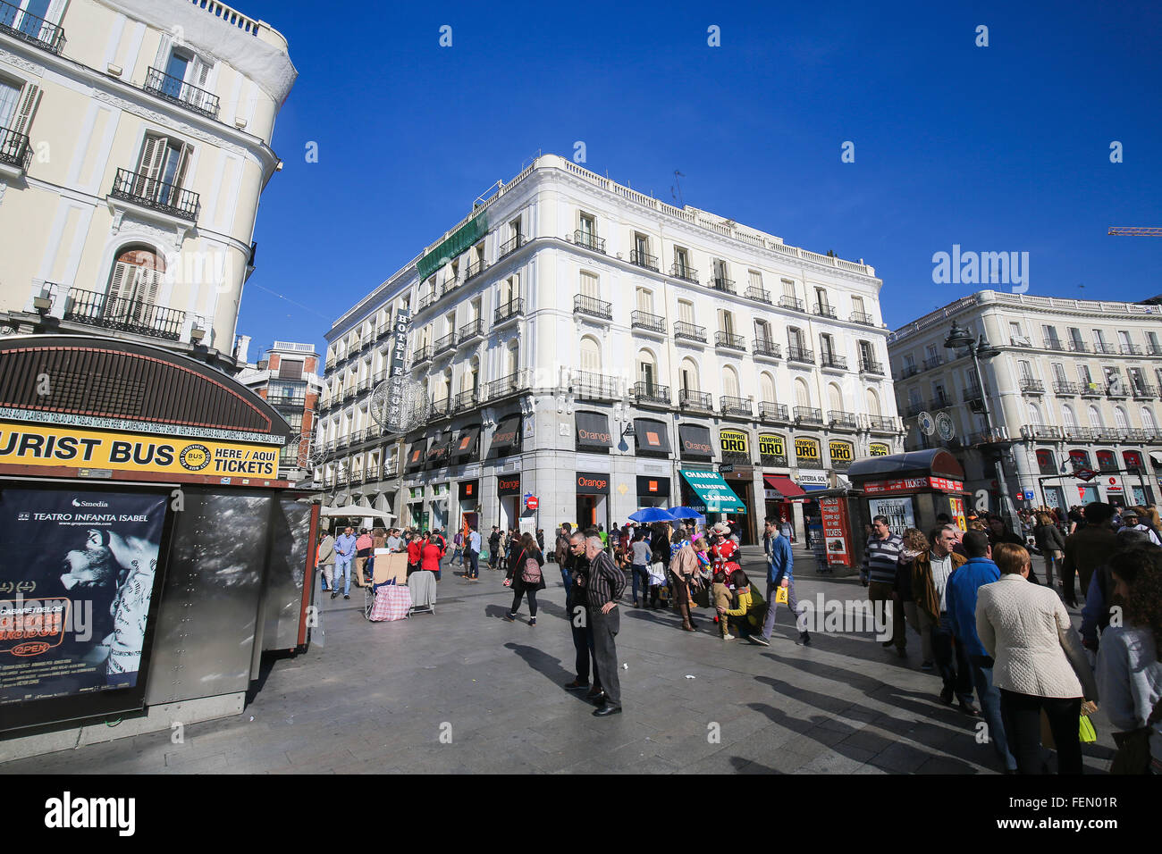 MADRID, Spagna - 14 novembre 2015: Puerta del Sol, uno dei più noti e frequentati luoghi di Madrid in Spagna Foto Stock