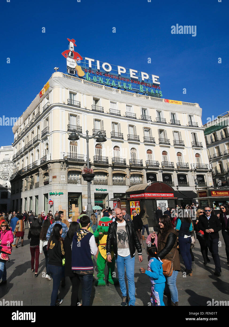 MADRID, Spagna - 14 novembre 2015: il famoso Tio Pepe pubblicità alla Puerta del Sol, uno dei più noti e frequentati luoghi Foto Stock