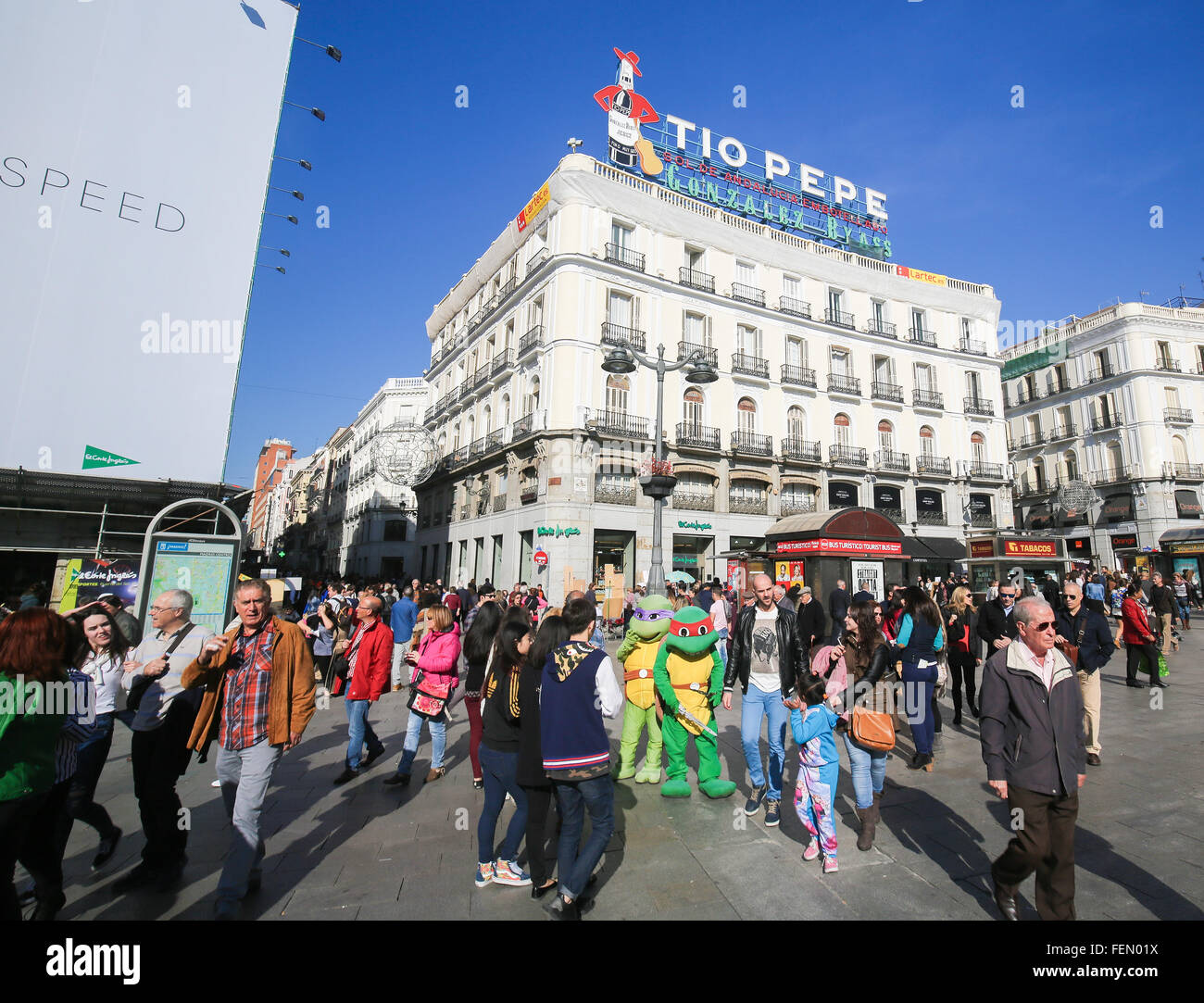 Famoso Tio Pepe pubblicità alla Puerta del Sol, uno dei più noti e frequentati luoghi di Madrid Foto Stock