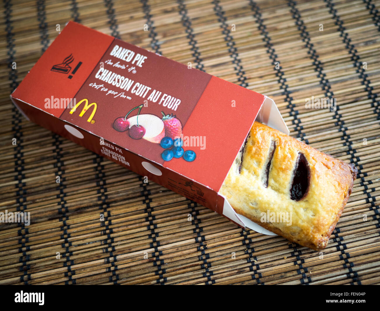 Un McDonald's cotta mirtillo maple pie, un periodo di tempo limitato la voce di menu di McDonald's in tutto il Canada. Foto Stock