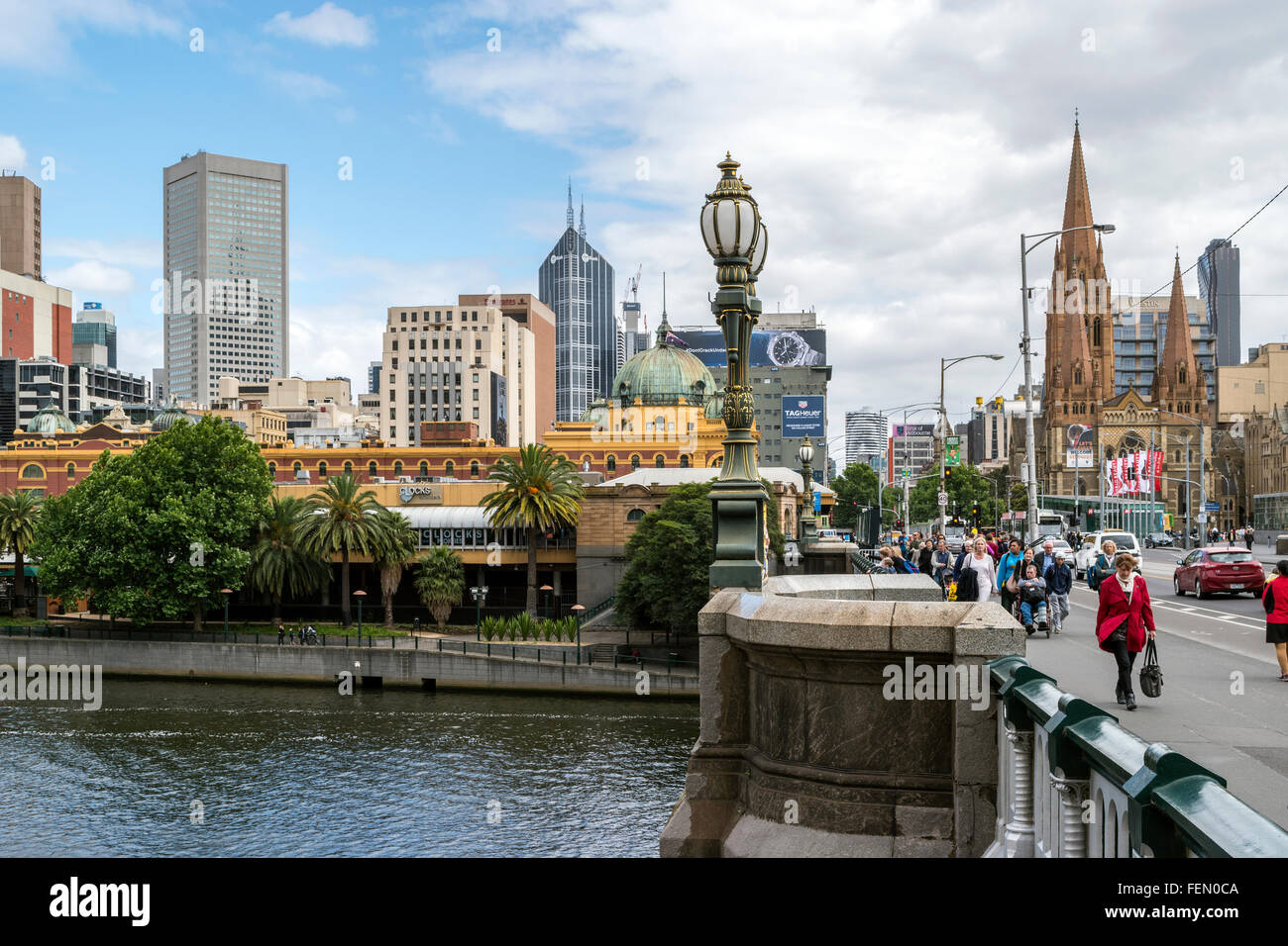Princes ponte, sul Fiume Yarra con la stazione di Flinders Street e la Cattedrale di St Paul, Melbourne, Australia Foto Stock