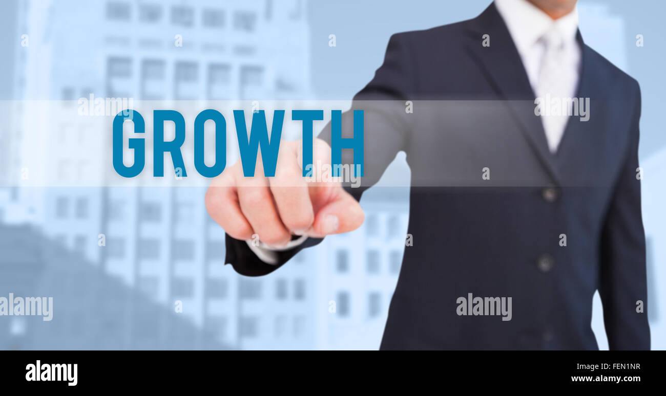 La crescita contro basso angolo vista degli edifici della città Foto Stock