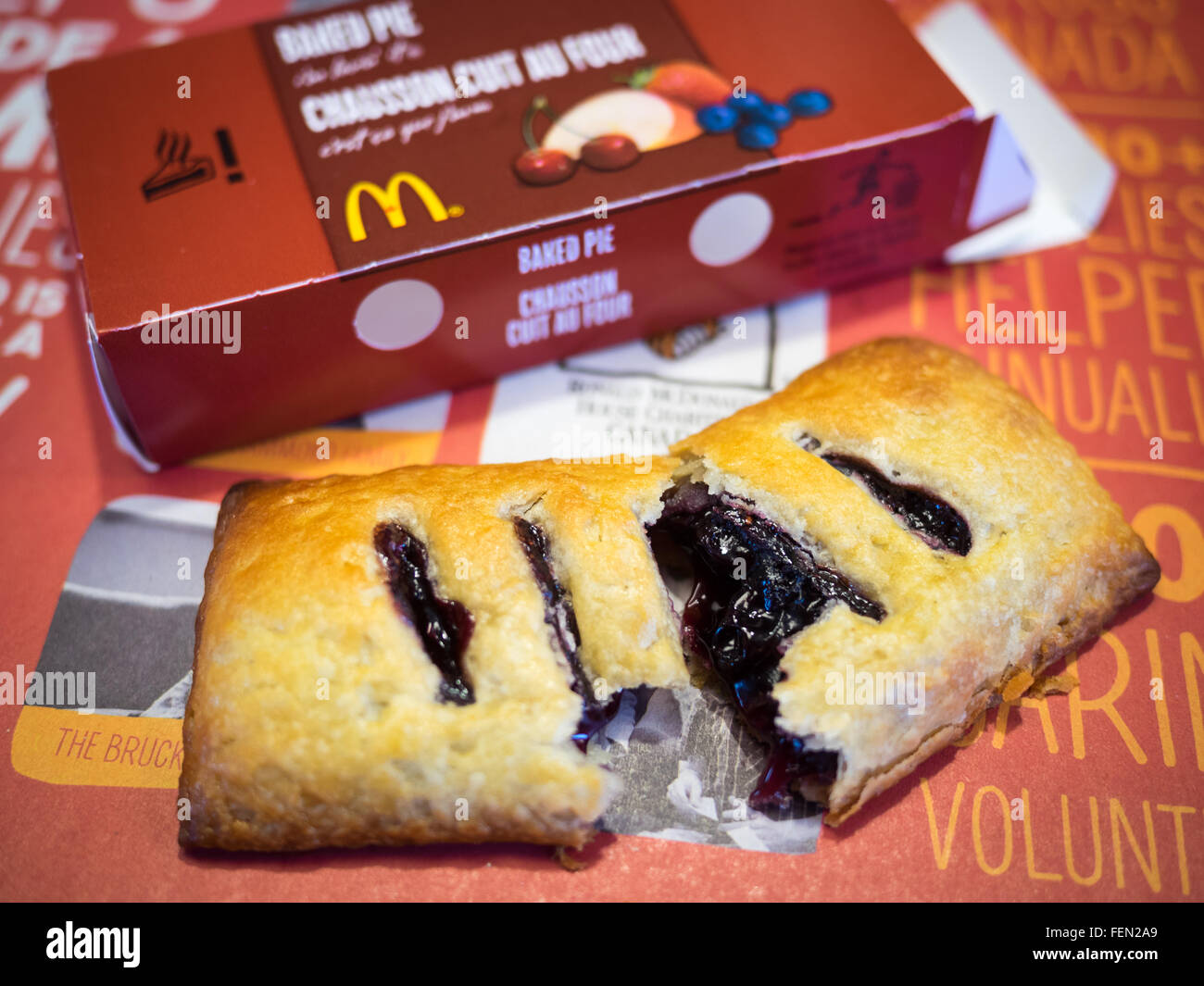 Un McDonald's cotta mirtillo maple pie, un periodo di tempo limitato la voce di menu di McDonald's in tutto il Canada. Foto Stock