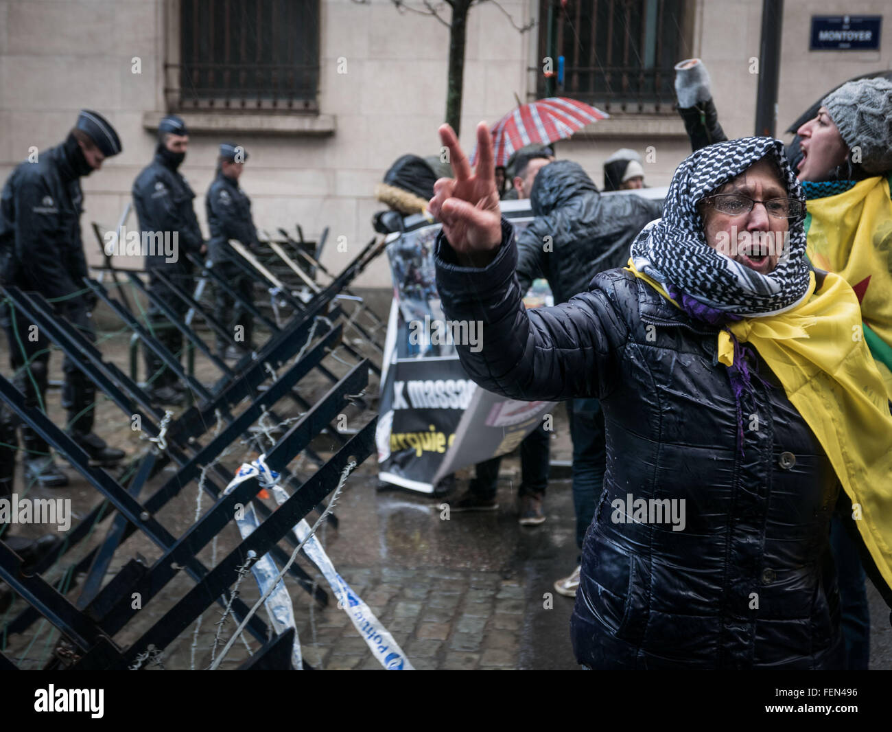 Bruxelles, Belgio. Il giorno 08 Febbraio, 2016. La diaspora curda si sono riuniti di fronte al consolato turco a Bruxelles per protesta contro il massacro di civili in Cizre. Credito: Aurore Belot/Pacific Press/Alamy Live News Foto Stock