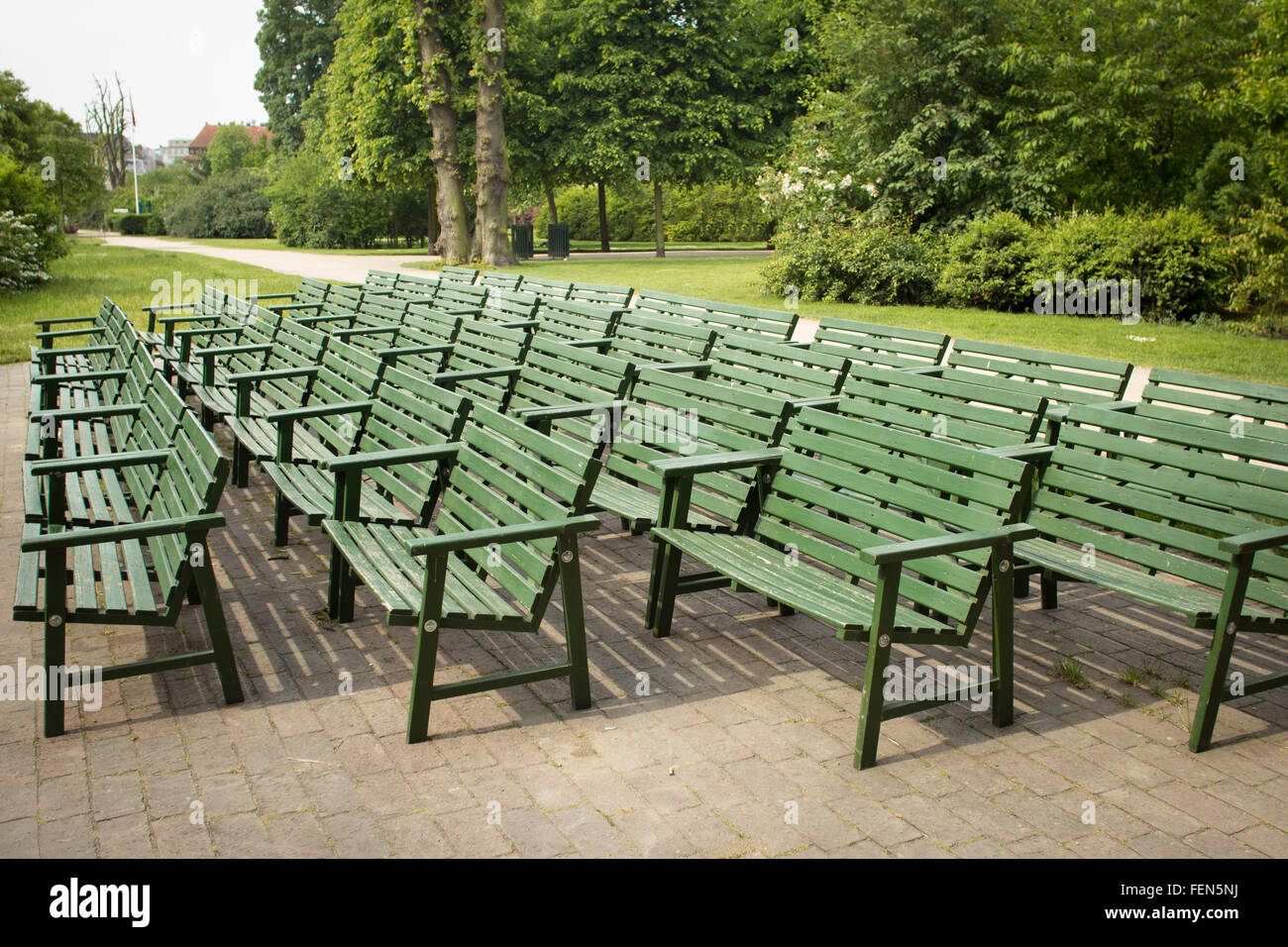 Immagine di panorama di cinque file di banchi da un teatro del parco Foto Stock