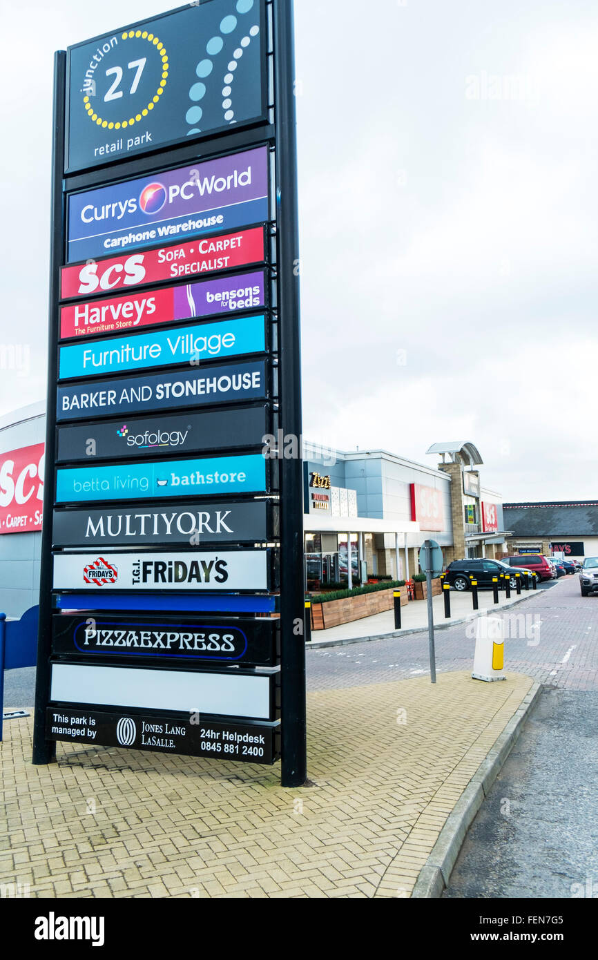 Birstall retail park Batley Leeds REGNO UNITO i negozi i negozi del centro commerciale di segno i nomi di marca centro automobili parcheggiate fuori store shop Foto Stock