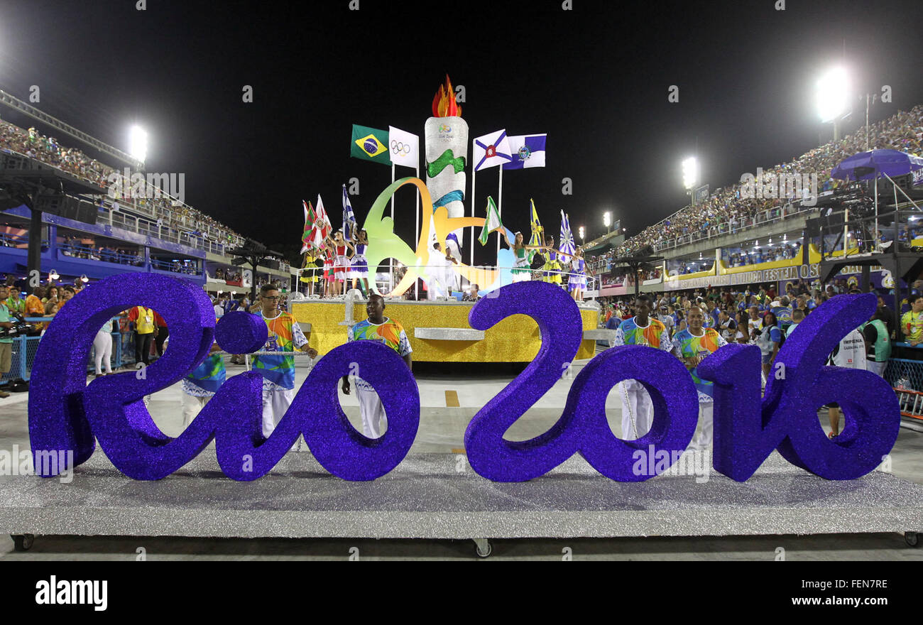 Rio De Janeiro, Brasile. 7 febbraio, 2016. Un galleggiante dei Giochi Olimpici e Paraolimpici Rio 2016 prende parte alla parata durante il Vertice di Rio de Janeiro il carnevale, al Marques de Sapucai Sambadrome in Rio de Janeiro, Brasile, nel febbraio 7, 2016. Credito: Marcos Arcoverde/AGENCIA ESTADO/Xinhua/Alamy Live News Foto Stock