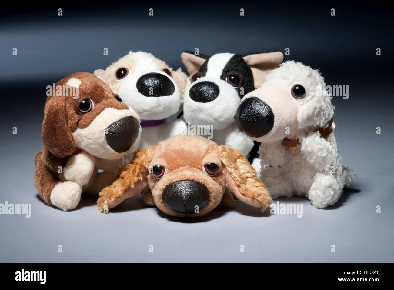 Mcdonalds happy meal giocattolo morbido cani su sfondo grigio Foto Stock