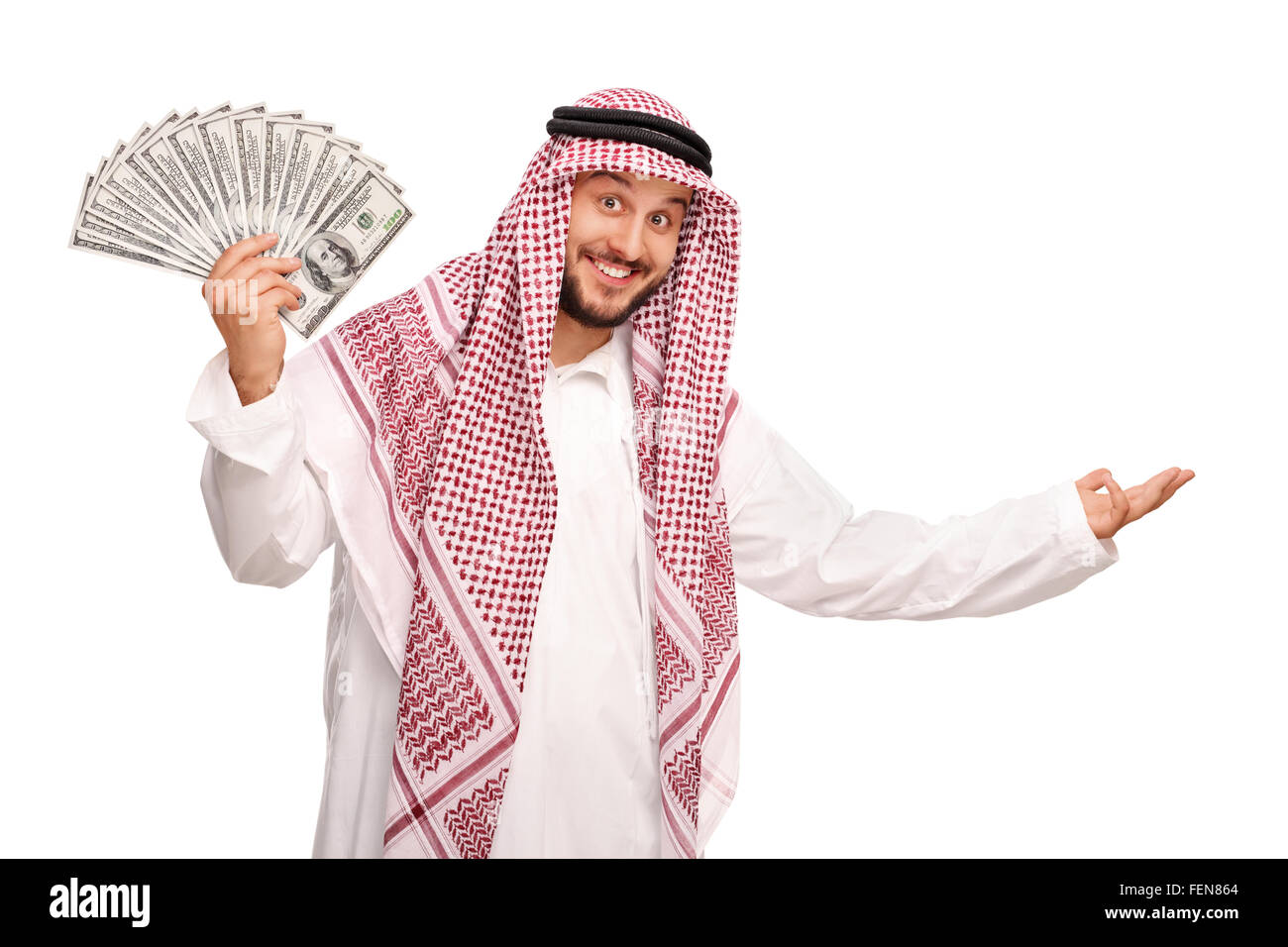 Giovane arabo la spalmatura di una pila di soldi e fare un gesto di benvenuto con la sua mano isolati su sfondo bianco Foto Stock