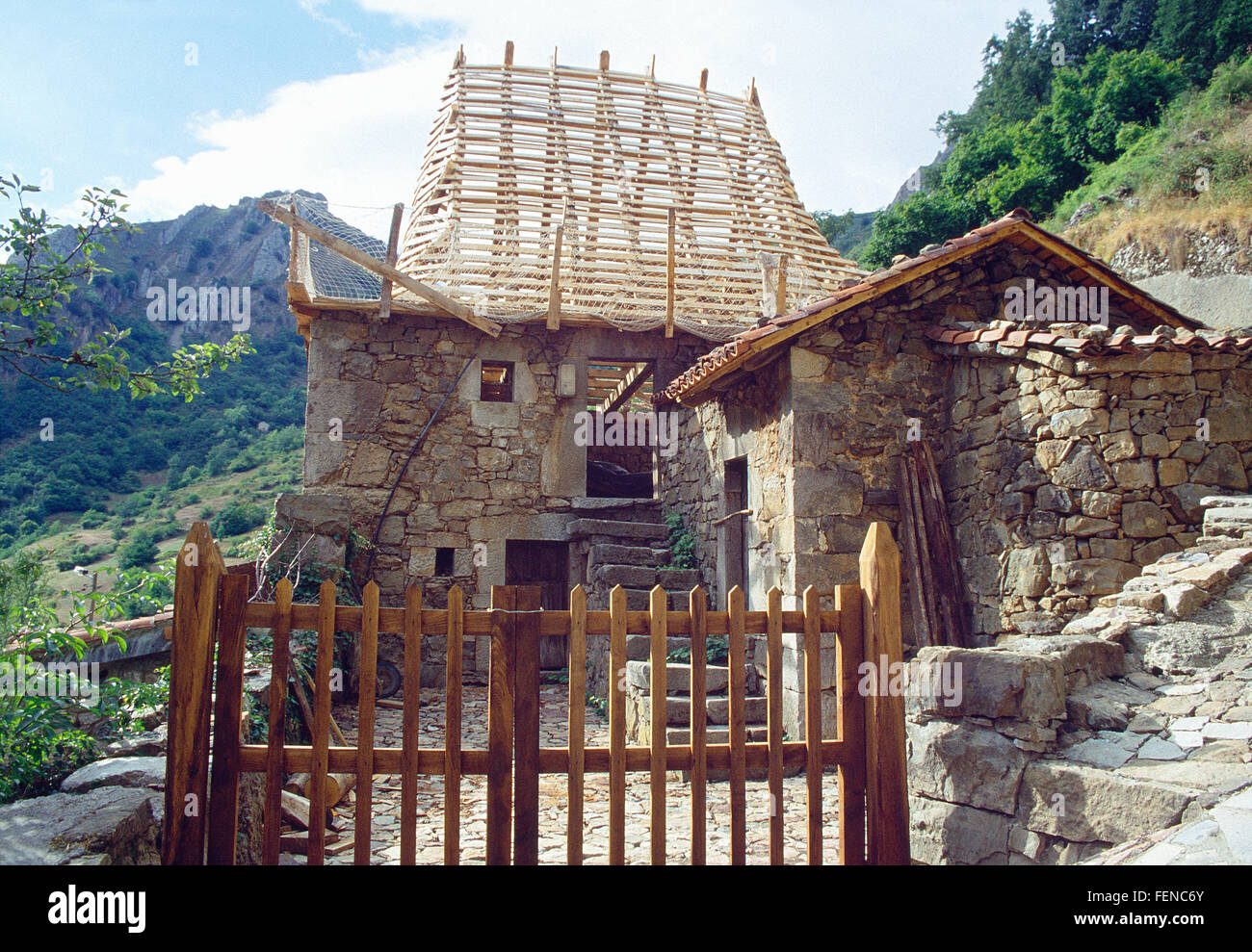 Teito in costruzione. La Valle de Saliencia, Somiedo Riserva Naturale, Asturias, Spagna. Foto Stock