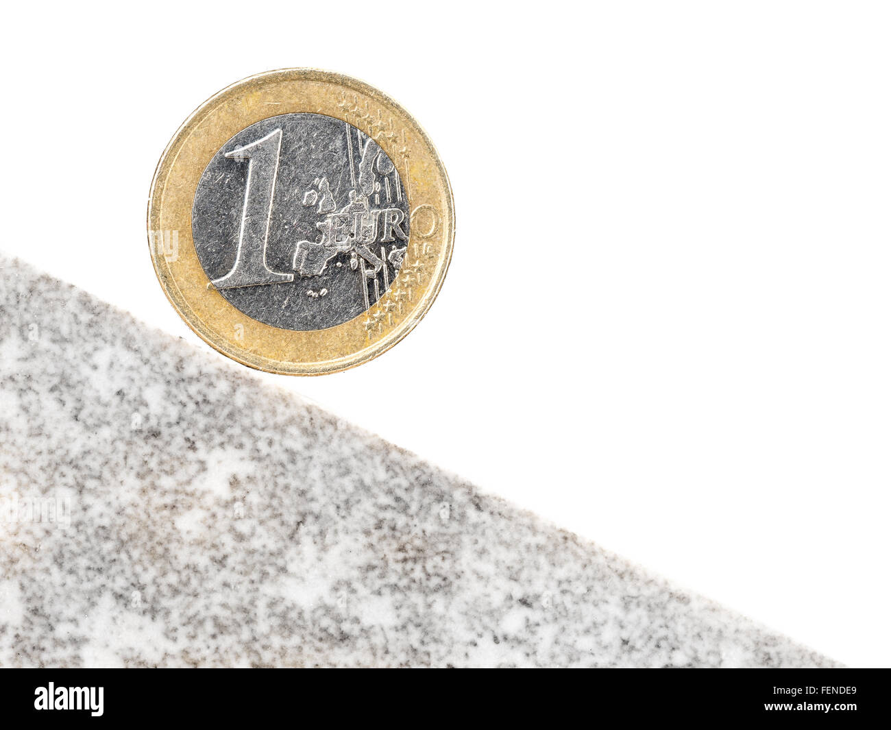 Un Euro moneta sul piano inclinato come una metafora della moneta in crash Foto Stock