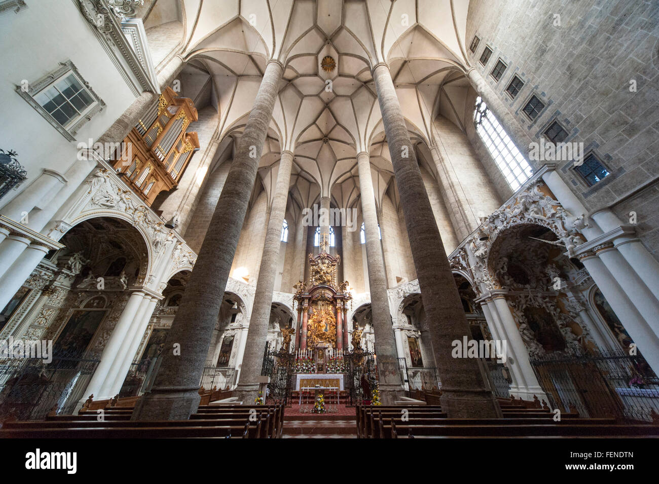 Chiesa francescana all'interno, il centro storico della città di Salisburgo, un sito Patrimonio Mondiale dell'UNESCO, Austria Foto Stock