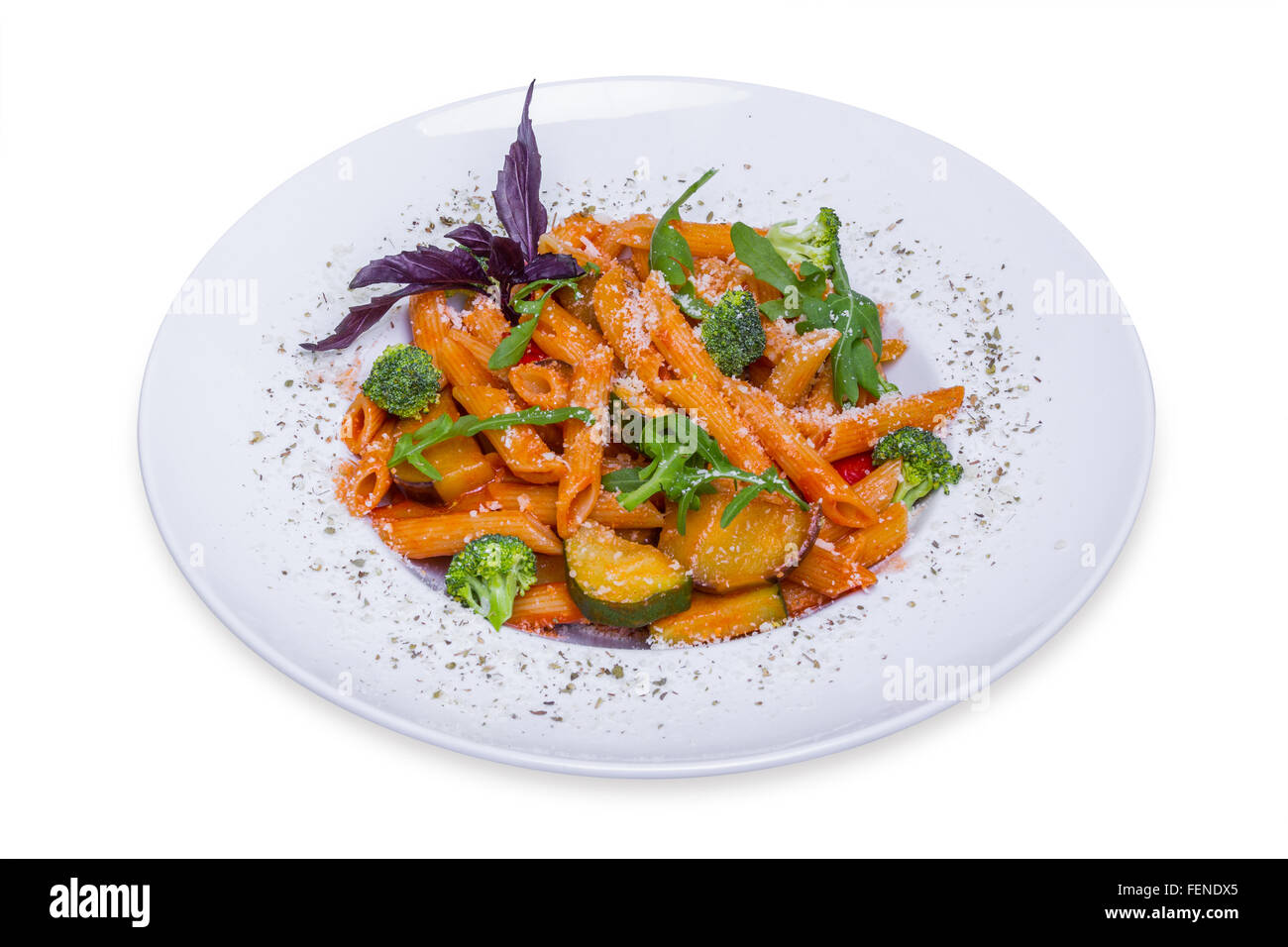 Penne rosse la pasta con la salsa di pomodoro, broccoli, melanzana, peperoncino e formaggio parmigiano, isolato Foto Stock