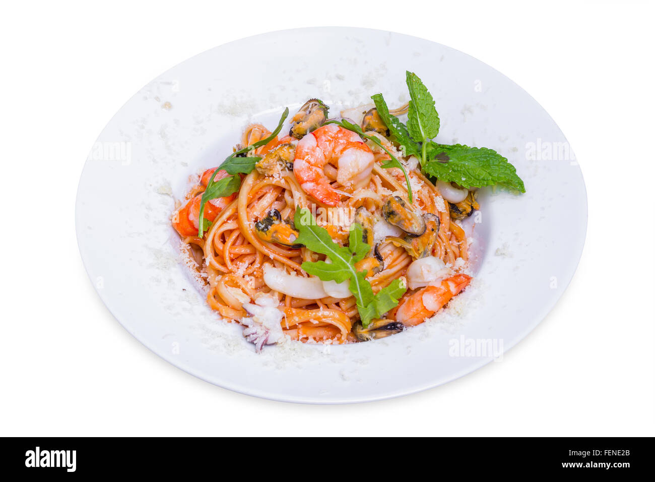 Pasta con gamberetti, cozze, calamari e parmigiano, isolato con tracciato di ritaglio Foto Stock