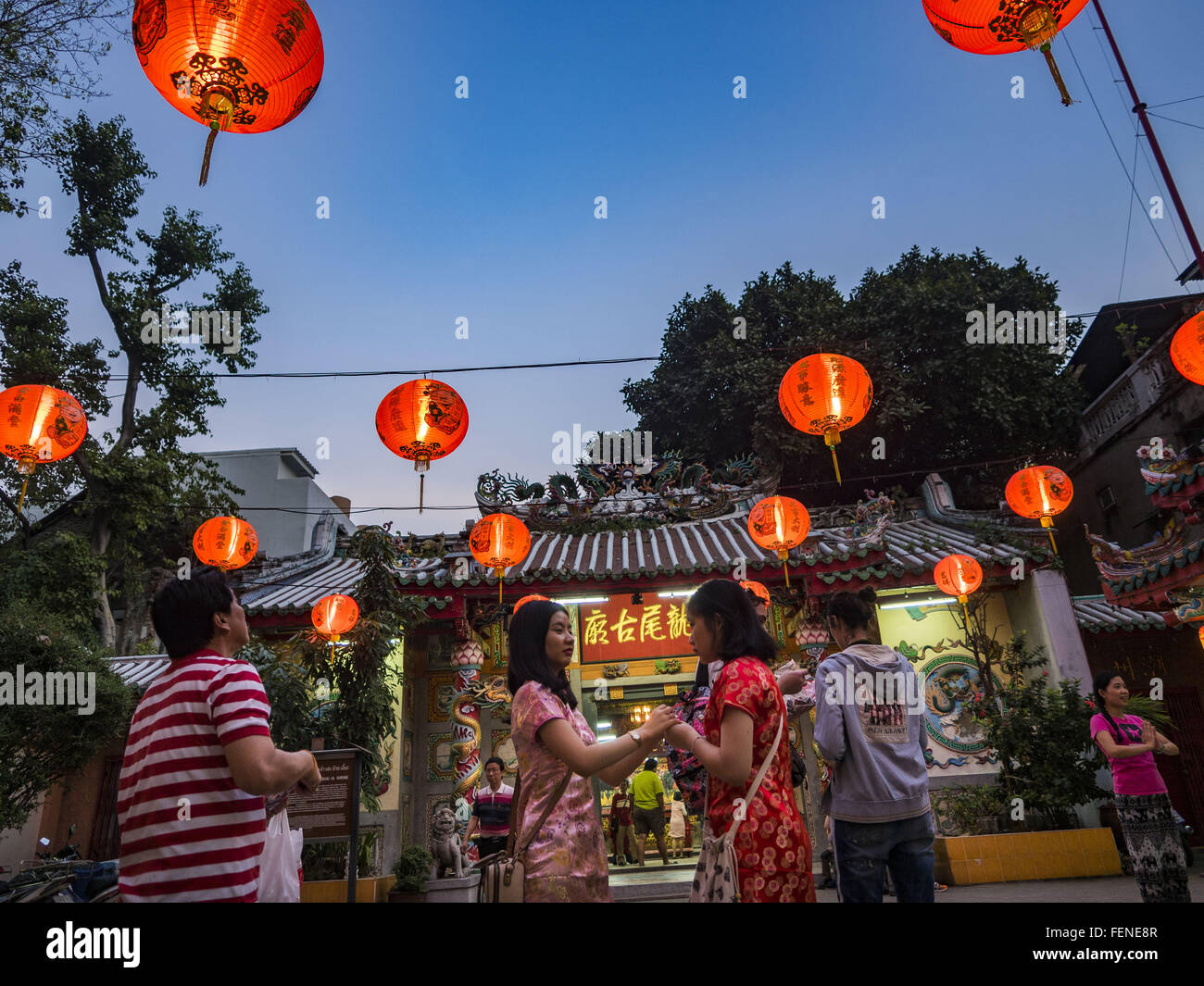 Bangkok, Tailandia. 8 febbraio, 2016. La gente va in un piccolo santuario a Bangkok il quartiere Chinatown durante la celebrazione del nuovo anno lunare. Il Capodanno cinese è chiamato anche il nuovo anno lunare o tet (in vietnamita europee). Questo anno è l'"Anno della Scimmia." La Thailandia è il più grande d'oltremare popolazione cinese in tutto il mondo; circa il 14% di Thais sono di ascendenza cinese e alcuni cinesi vacanze, soprattutto per il nuovo anno cinese, sono ampiamente celebrato in Thailandia. Credit: Jack Kurtz/ZUMA filo/Alamy Live News Foto Stock