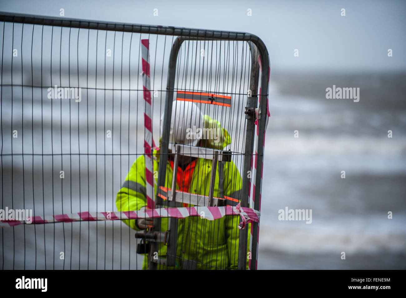 Aberystwyth, West Wales, Regno Unito. 8 February​ 2016. Regno Unito: Meteo cleanup inizia e la gente esce di indagine i danni causati dai forti venti quasi questa mattina dalla tempesta Imogen. Credito: Veterano Fotografia/Alamy Live News Foto Stock