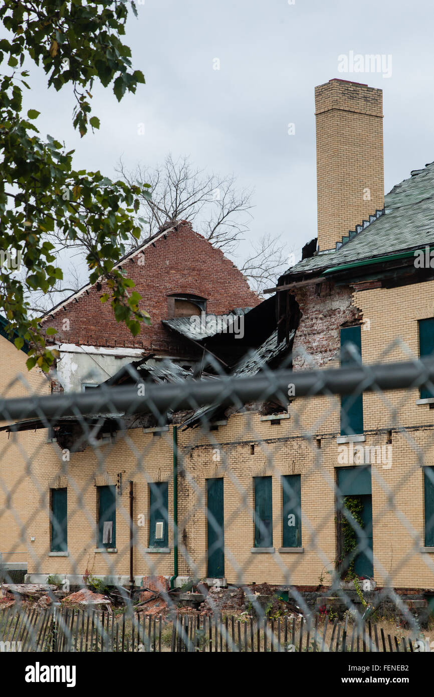 Un crollo del tetto è visto attraverso una catena collegamento recinto a Fort Hancock di sabbia sul gancio in New Jersey Foto Stock