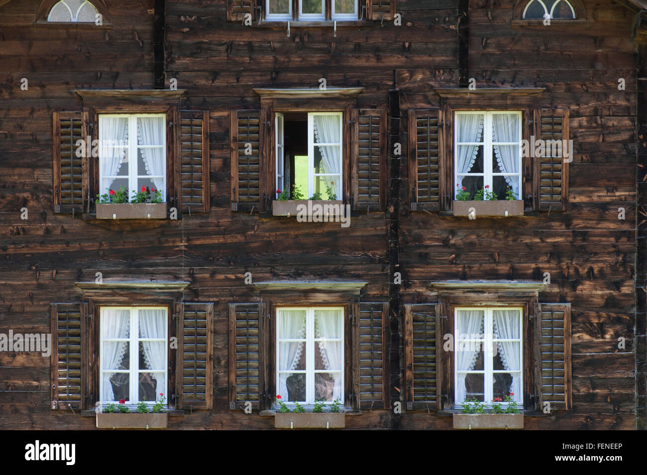 Casa in legno, villaggio di montagna di olmo, Sito Patrimonio Mondiale dell'UNESCO Arena tettonica svizzera di Sardona, Kanton Glarus, Svizzera Foto Stock