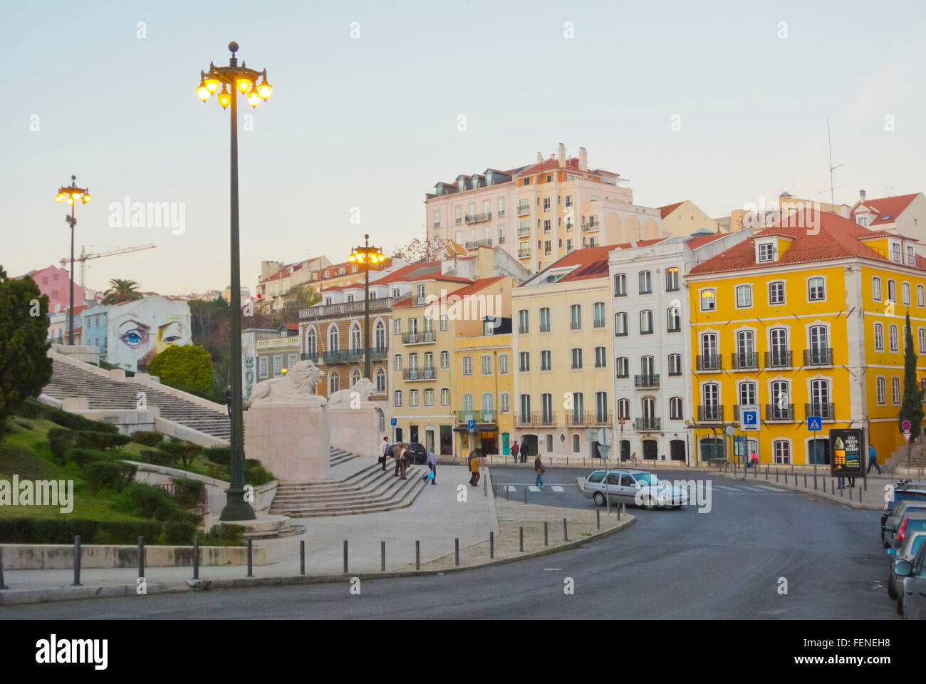 Rua Correia Garcao, di fronte all'edificio parlamentare, Palacio Sao Bento, Lisbona, Portogallo Foto Stock